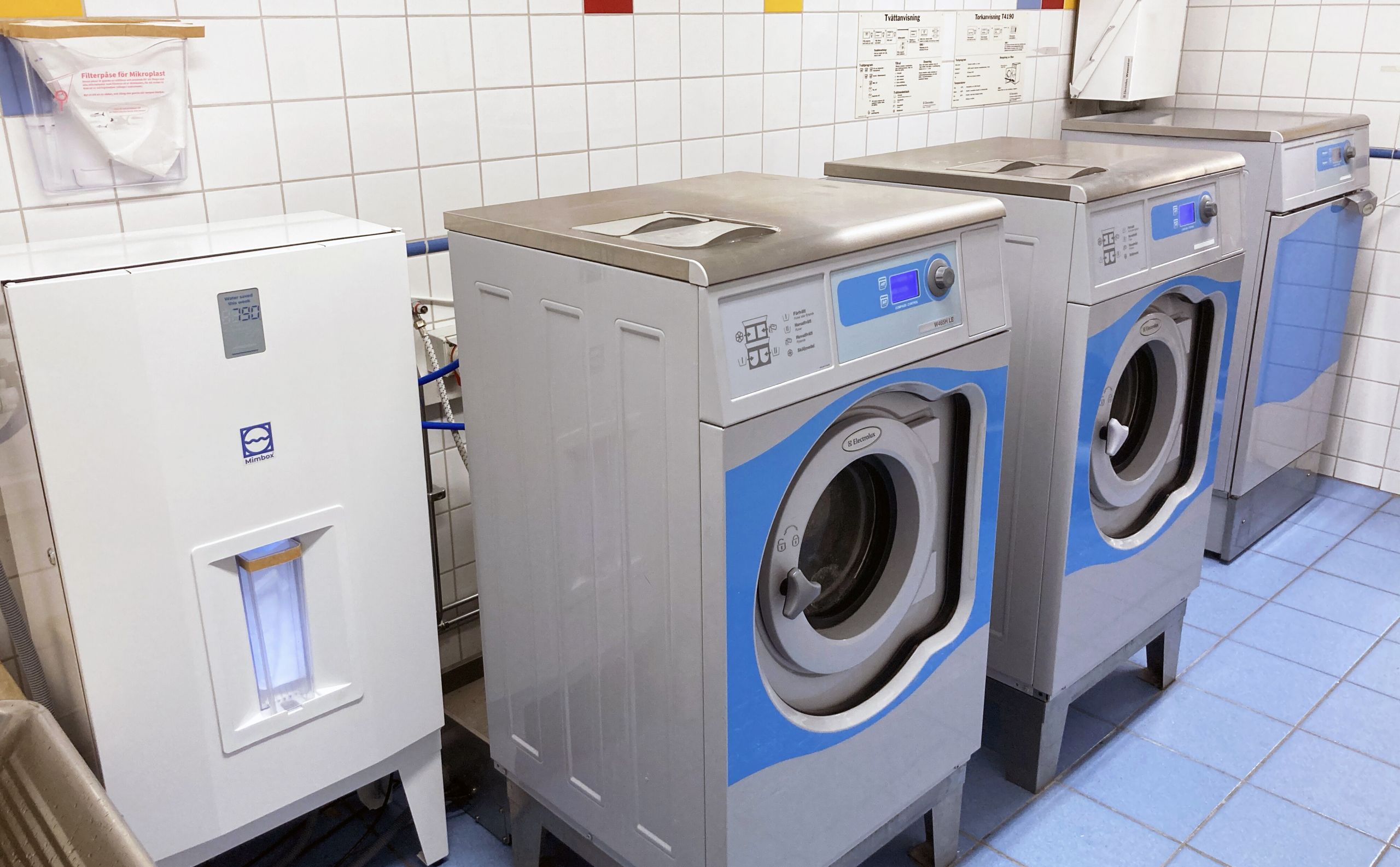 Mimboxen kopplas till den vanliga tvättmaskinen och sparar vatten, energi och filtrerar ut mikroplaster.