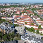 En översiktsbild, blå byggkran och vy över Göteborg.