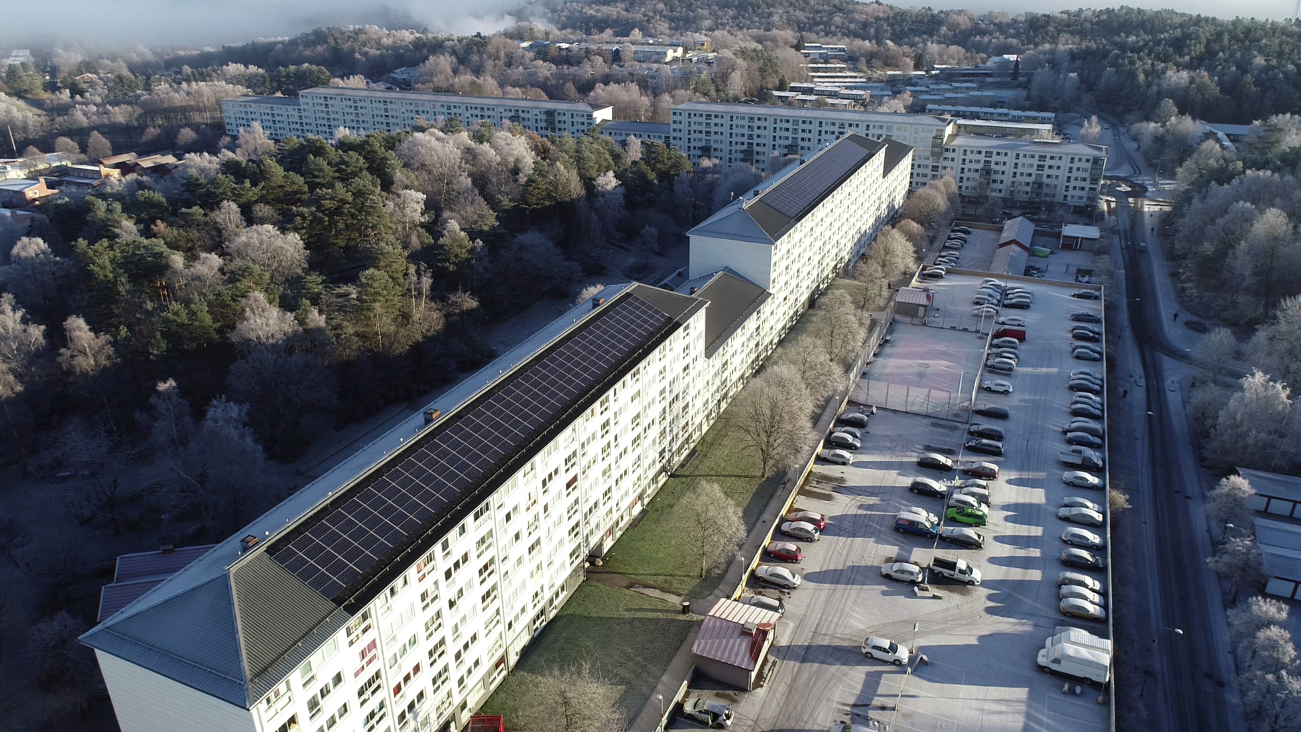 Bilden visar solcellerna på taken av fastigheterna på Bredfjällsgatan i Hammarkullen, Göteborg