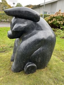 Skulpturen föreställer en tjur från sidan.