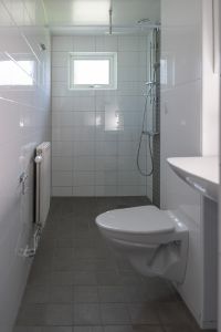 Bild av ett nyrenoverat badrum på Träkilsgatan.