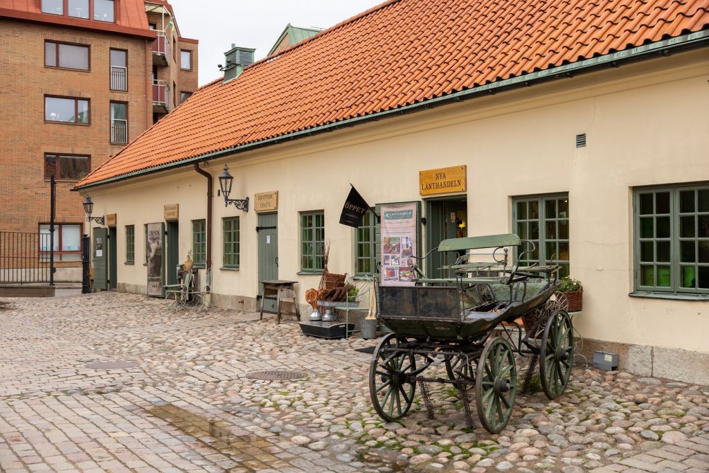 Kronhusbodarna. En innergård med kullersten och en gammal hästdroska.