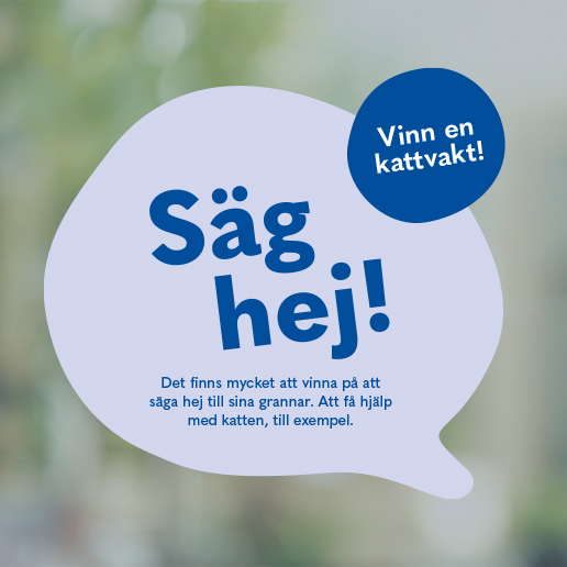 Ett blått klistermärke i formen av en pratbubbla. I klistermärket står det "Säg hej! Det finns mycket att vinna på att säga hej till sina grannar. Att få hjälp med katten, till exempel."