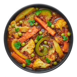 BIld på en soppa med många olika grönsaker i.