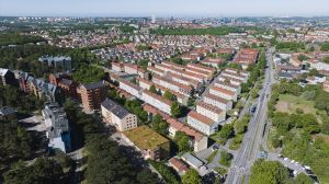 Drönarbild från Östra Kålltorp med utsikt mot stan. I bild ser man Bostadsbolagets tre husen inklippta som visualiseringar.