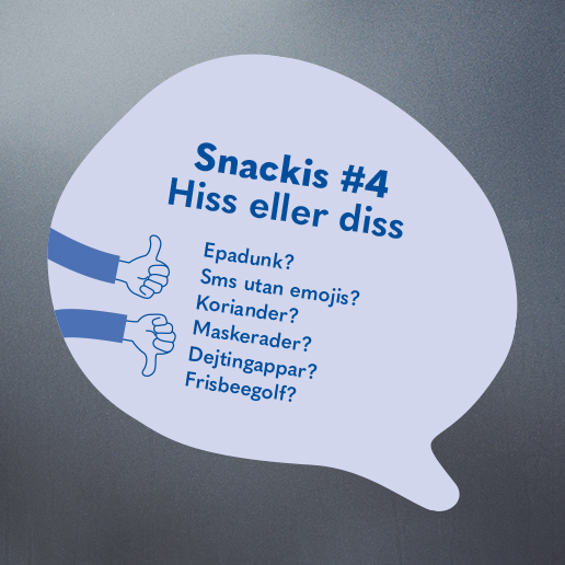Ett blått klistermärke i formen av en pratbubbla. I klistermärket står det "Snackis #4 Hiss eller diss. Epadunk? Sms utan emojis? Koriander? Maskerader? Dejtingappar? Frisbeegolf? 