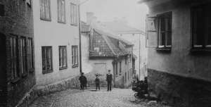 En svartvit historisk bild av Kvarnbergsgatan.